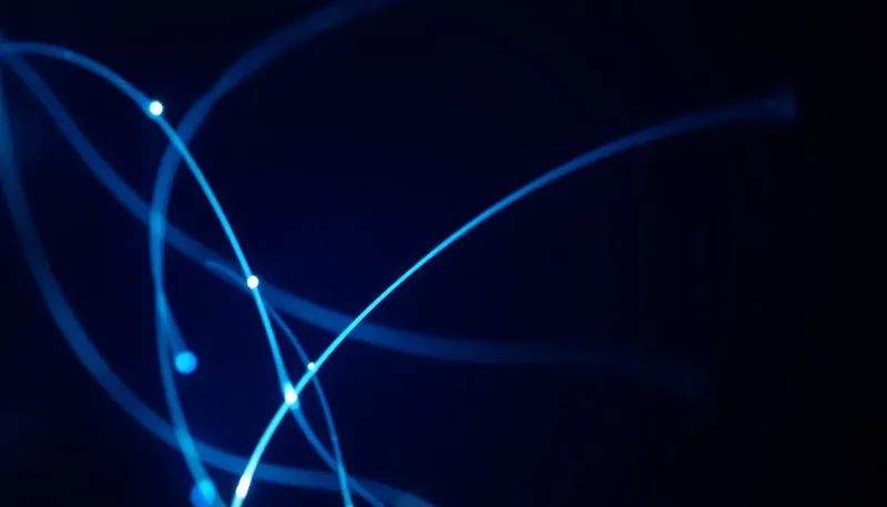 Svietiace optické vlákna na tmavom pozadí