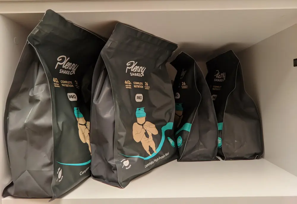 Štyri tmavé vrecká Plenny Shake Pro s vyšším obsahom bielkovín na poličke