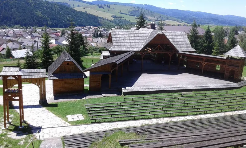 Tradičná zástavba a kostol na vyvýšenine v obci Heľpa